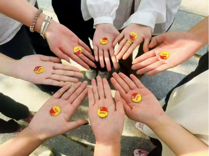 主题团日|【艺术学院】团日活动（一）：“告白青春”与团徽团旗合影活动