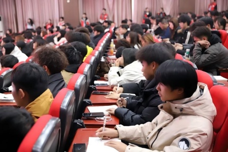 “艺心跟团走，青春建新功” ——米乐mile官方网站艺术学院入团培训凝聚 青年力量