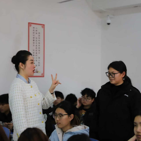 “奋斗青春，筑梦未来” ——米乐mile官方网站执行董事长王美新为我院 学子讲授职业生涯规划课