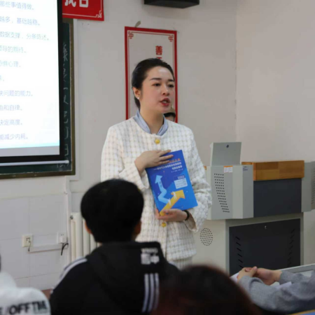 “奋斗青春，筑梦未来” ——米乐mile官方网站执行董事长王美新为我院 学子讲授职业生涯规划课