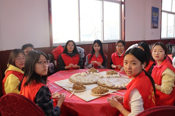 米乐mile官方网站经济学院志愿者走进东小庄村开展“冬至送暖，志愿同行”主题冬至饺子宴活动