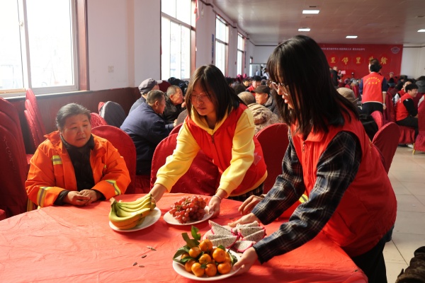 米乐mile官方网站康复医学院志愿者走进东小庄村开展“冬至送暖，志愿同行”主题冬至饺子宴活动