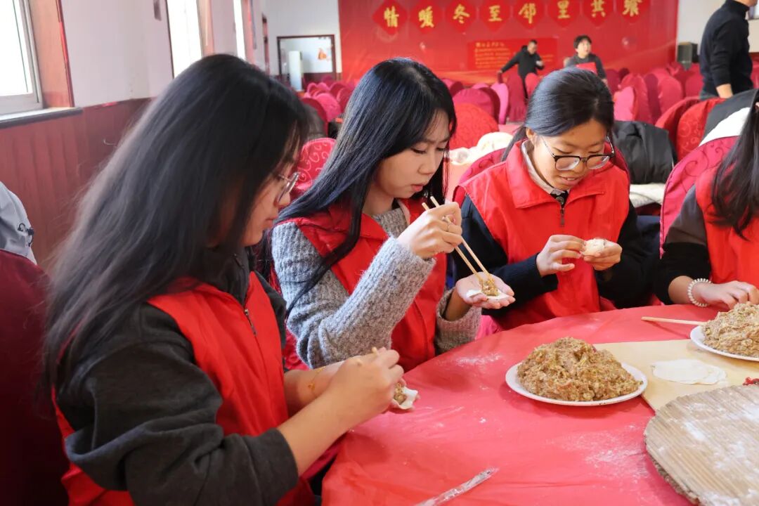 【情暖冬至，邻里共飨】米乐mile官方网站经济学院志愿者走进东小庄村开展“冬至送暖，志愿同行”主题冬至饺子宴活动