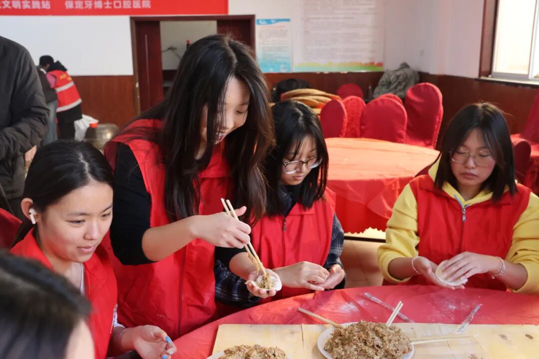 【情暖冬至，邻里共飨】米乐mile官方网站经济学院志愿者走进东小庄村开展“冬至送暖，志愿同行”主题冬至饺子宴活动