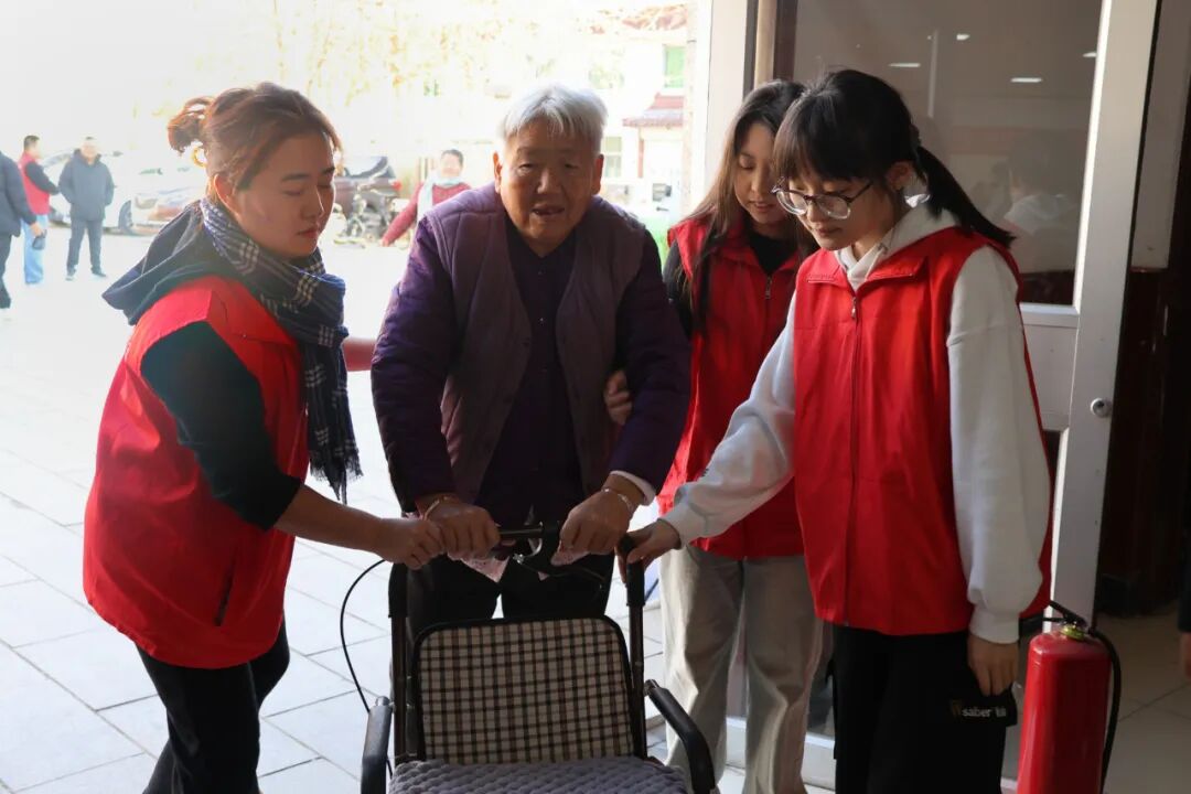 【情暖冬至，邻里共飨】米乐mile官方网站经济学院志愿者走进东小庄村开展“冬至送暖，志愿同行”主题冬至饺子宴活动