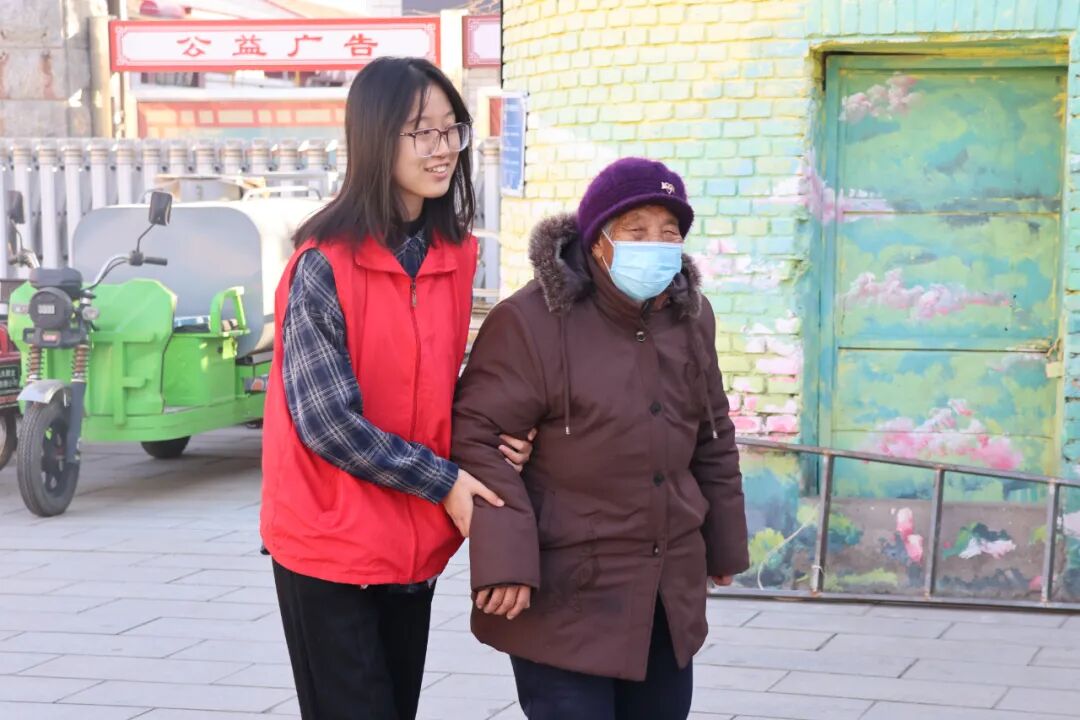 【情暖冬至，邻里共飨】米乐mile官方网站经济学院志愿者走进东小庄村开展“冬至送暖，志愿同行”主题冬至饺子宴活动