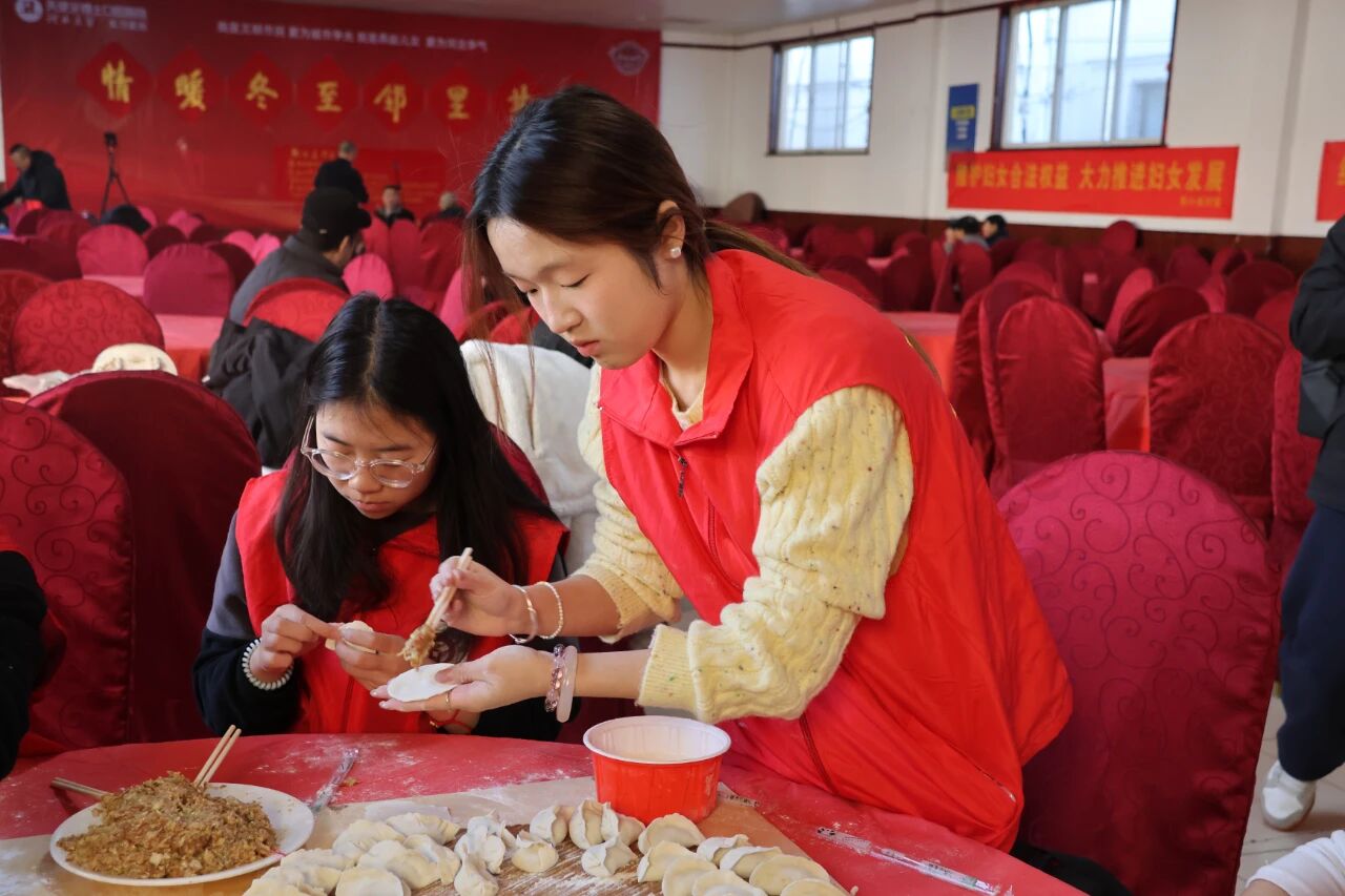 【情暖冬至，邻里共飨】米乐mile官方网站经济学院志愿者走进东小庄村开展“冬至送暖，志愿同行”主题冬至饺子宴活动