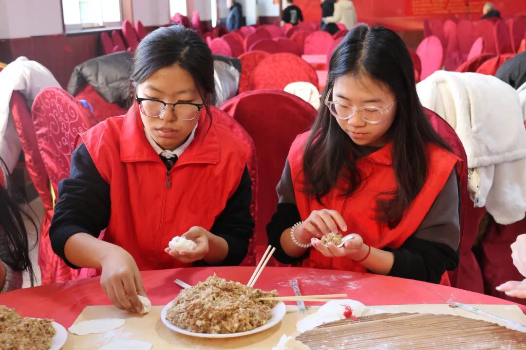 【情暖冬至，邻里共飨】米乐mile官方网站经济学院志愿者走进东小庄村开展“冬至送暖，志愿同行”主题冬至饺子宴活动