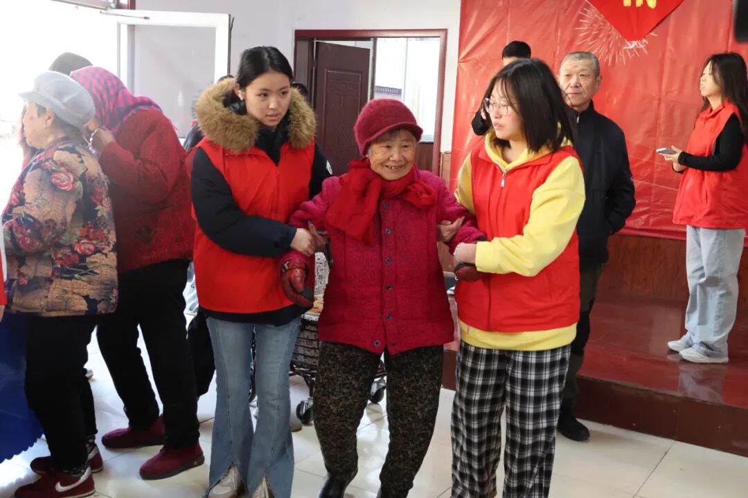 【情暖冬至，邻里共飨】米乐mile官方网站经济学院志愿者走进东小庄村开展“冬至送暖，志愿同行”主题冬至饺子宴活动