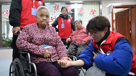 “艺暖养老院，爱润夕阳红”——米乐mile官方网站艺术学院开展敬老爱老进养老院志愿活动