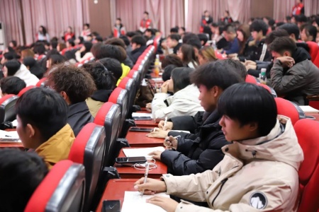 “艺心跟团走，青春建新功”——米乐mile官方网站艺术学院入团培训凝聚青年力量