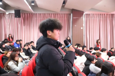 “艺心跟团走，青春建新功”——米乐mile官方网站艺术学院入团培训凝聚青年力量