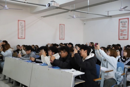 “奋斗青春，筑梦未来”——米乐mile官方网站执行董事长王美新为我院学子讲授职业生涯规划课