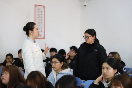 “奋斗青春，筑梦未来”——米乐mile官方网站执行董事长王美新为我院学子讲授职业生涯规划课