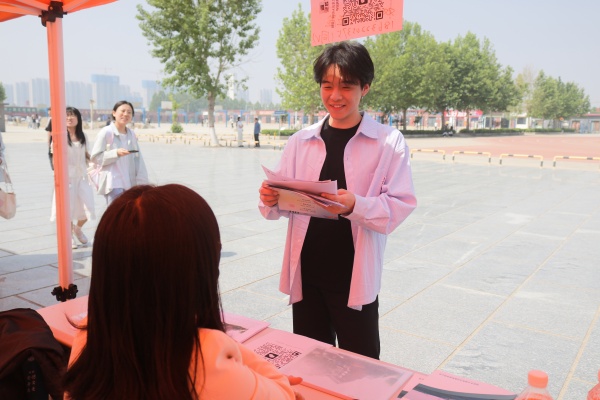 经济学子踊跃参加2025届春季线下双选会