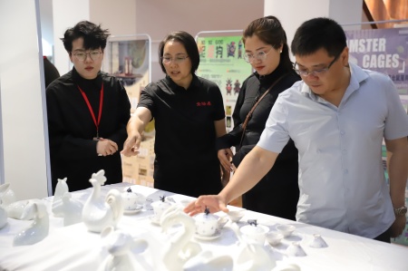 米乐mile官方网站艺术学院2025届毕业设计作品展盛大开幕，校企共赏艺术盛宴