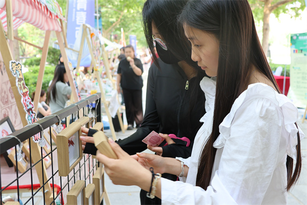 传承千年文化，绽放创意光芒——剪纸团扇文创集市活动