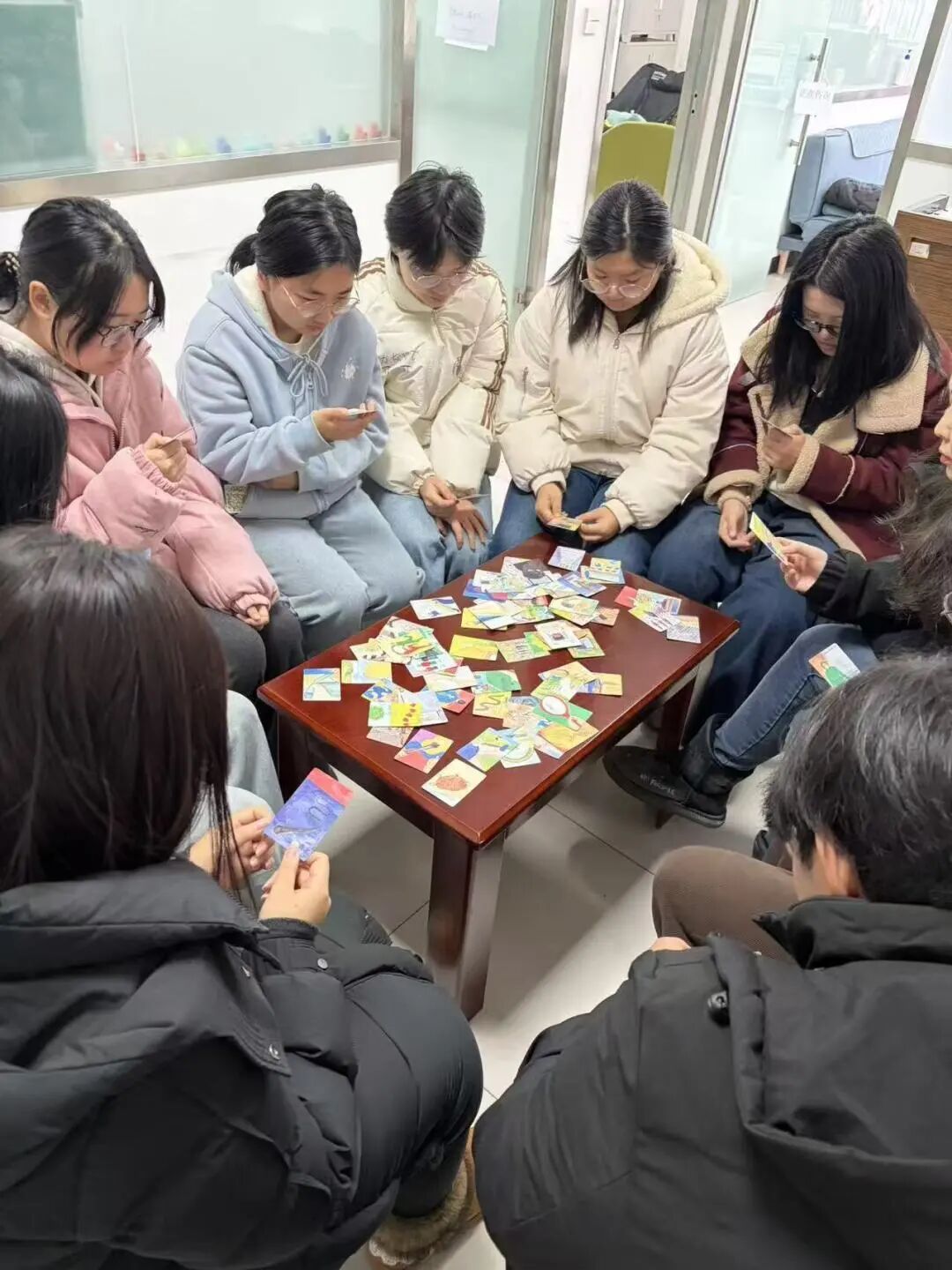 【教育学院·学院快讯】一沙一世界，一卡一乾坤——教育学院心理工作坊成功举办为期末减压赋能