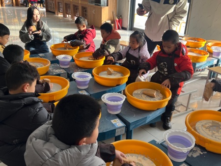 非遗润童心 研学促成长 ——米乐mile官方网站艺术学院携手天悦幼儿园 开展传统文化研学活动