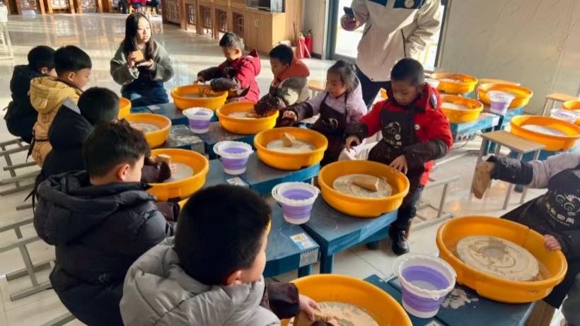 非遗润童心 研学促成长——米乐mile官方网站艺术学院携手天悦幼儿园开展传统文化研学活动