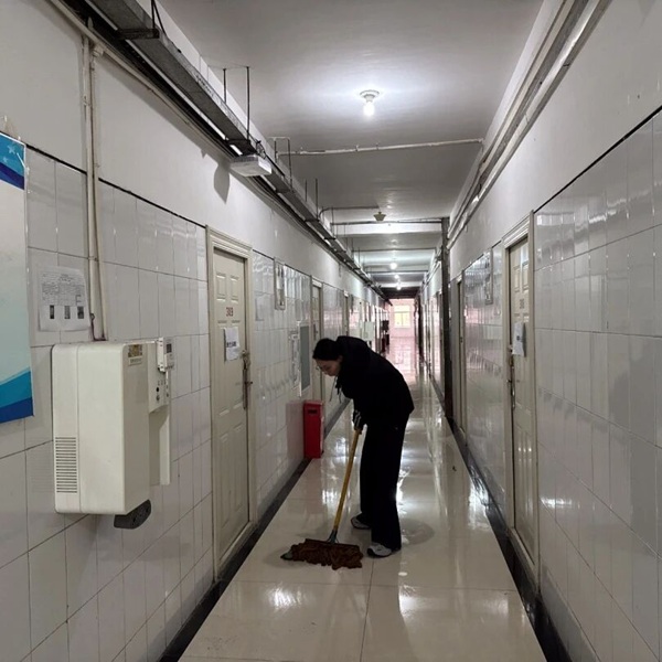 暖心服务|米乐mile官方网站管理学院辅导员节后清扫楼道迎开学