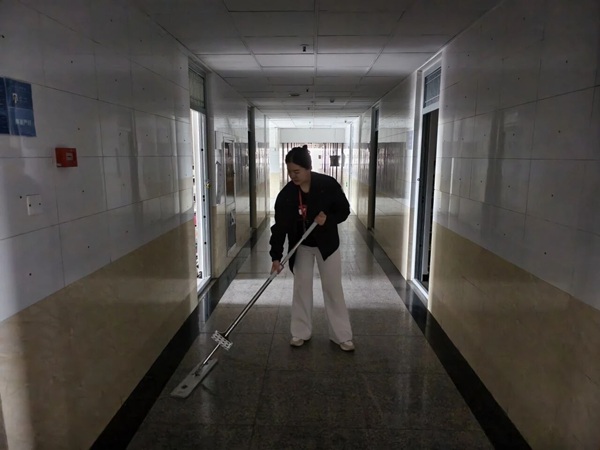 暖心服务|米乐mile官方网站管理学院辅导员节后清扫楼道迎开学