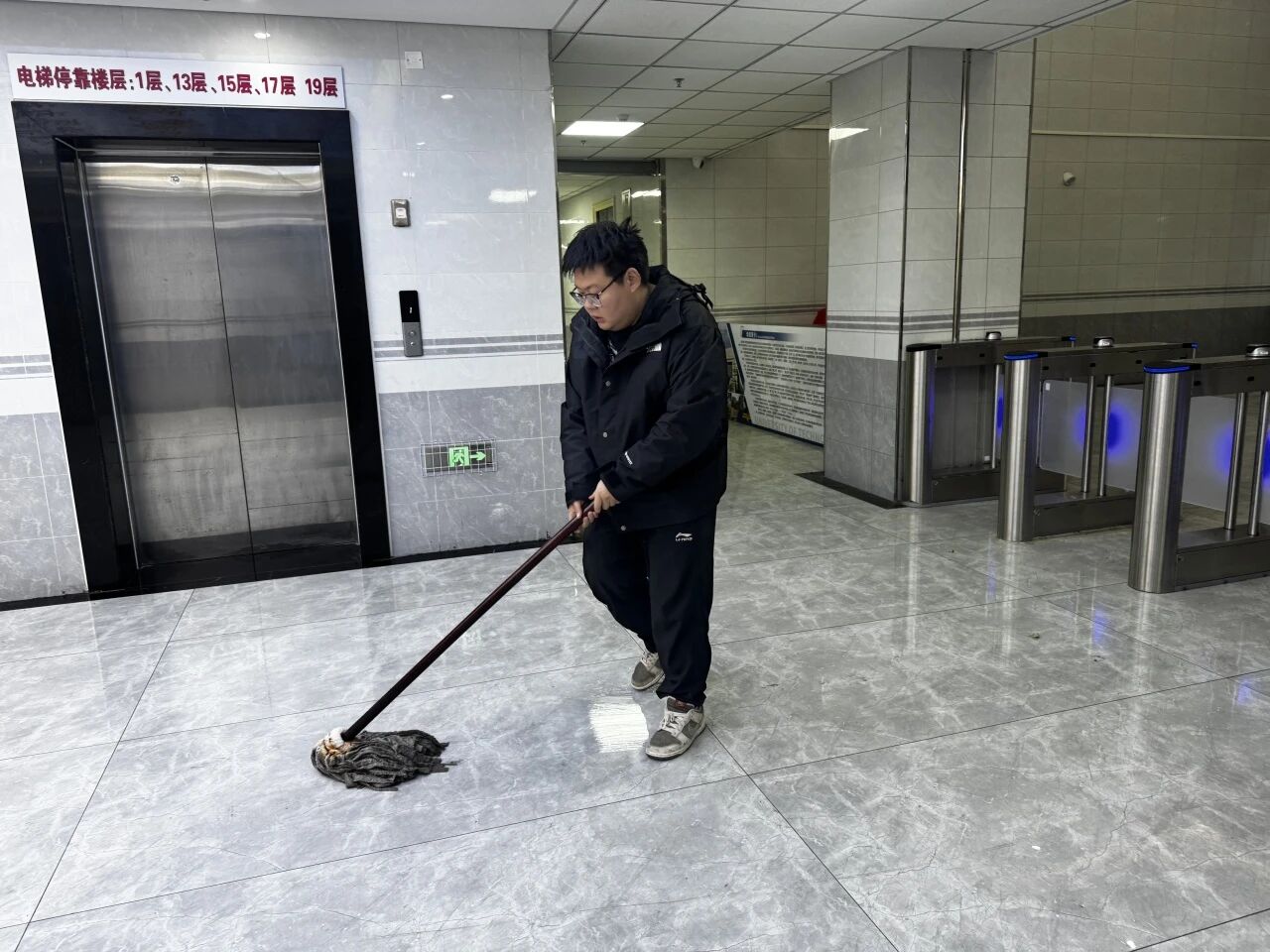 暖心服务|米乐mile官方网站管理学院辅导员节后清扫楼道迎开学