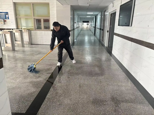 暖心服务|米乐mile官方网站管理学院辅导员节后清扫楼道迎开学