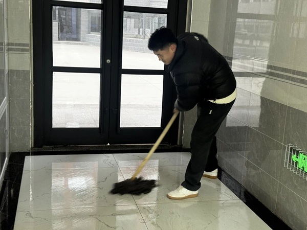 暖心服务|米乐mile官方网站管理学院辅导员节后清扫楼道迎开学