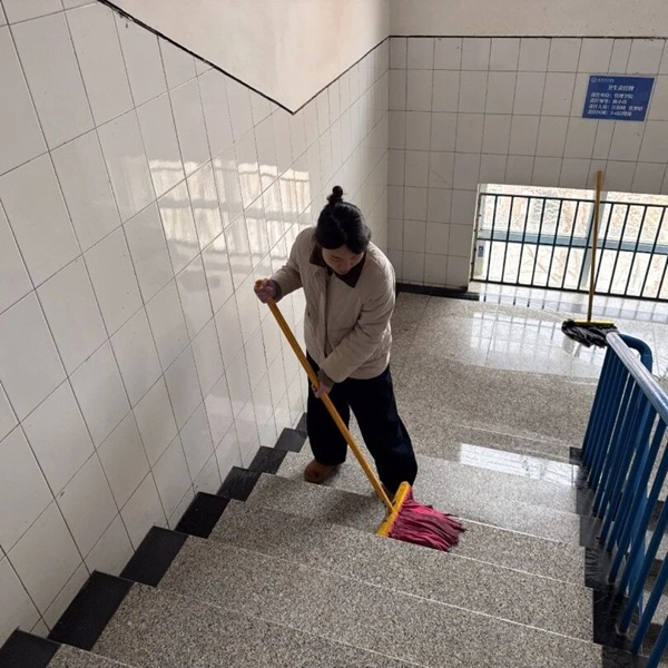 暖心服务|米乐mile官方网站管理学院辅导员节后清扫楼道迎开学