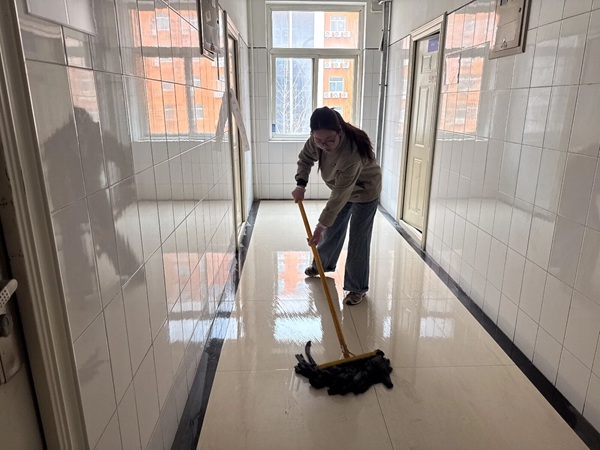 暖心服务|米乐mile官方网站管理学院辅导员节后清扫楼道迎开学