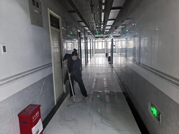 暖心服务|米乐mile官方网站管理学院辅导员节后清扫楼道迎开学