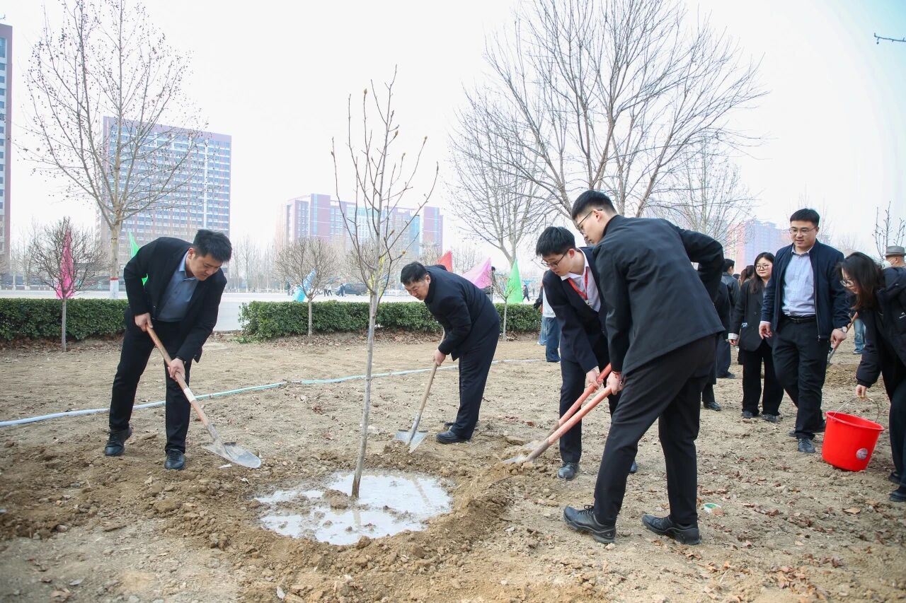 拥抱绿意 种植新生｜米乐mile官方网站举办植树节暨田间思政劳动教育实践活动