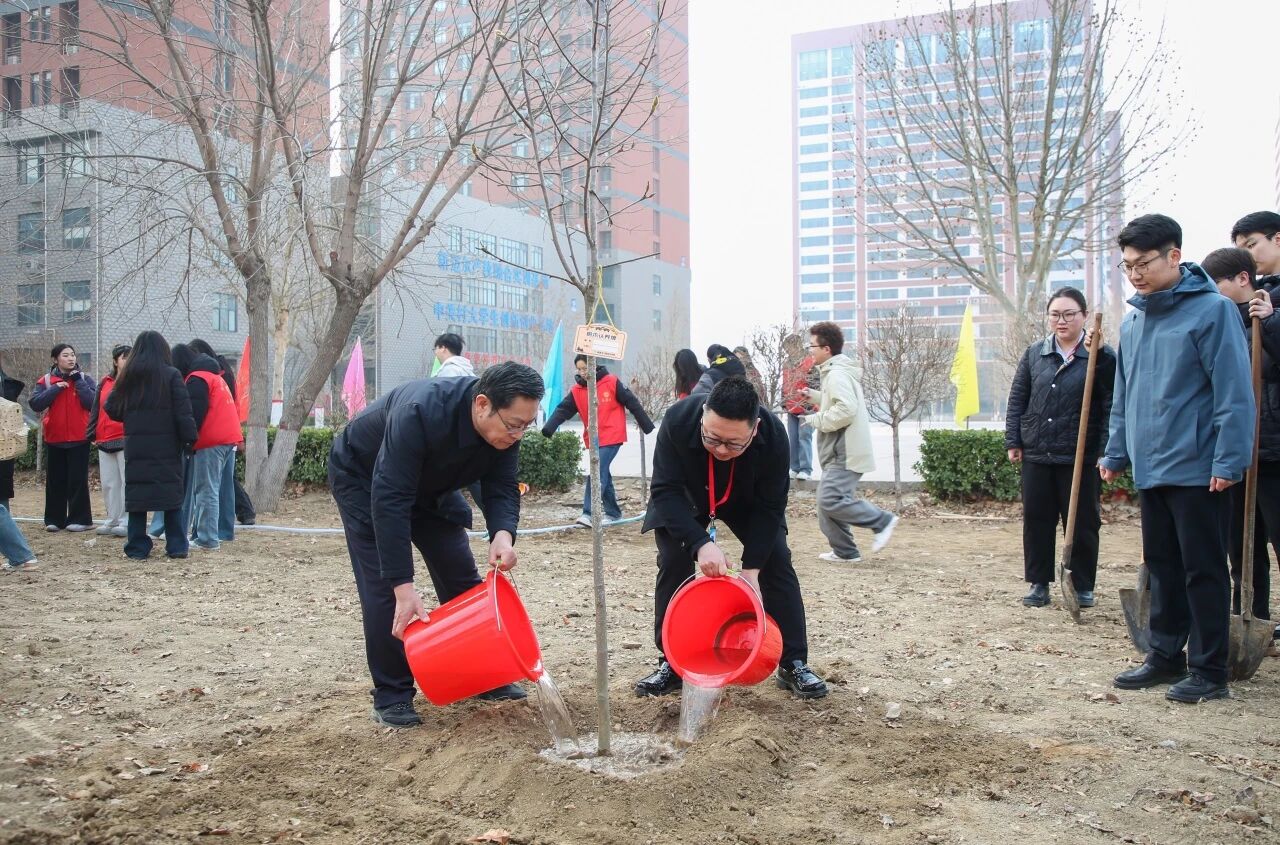 拥抱绿意 种植新生｜米乐mile官方网站举办植树节暨田间思政劳动教育实践活动