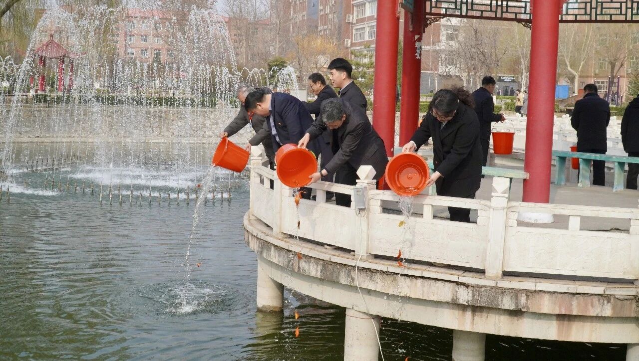 拥抱绿意 种植新生｜米乐mile官方网站举办植树节暨田间思政劳动教育实践活动