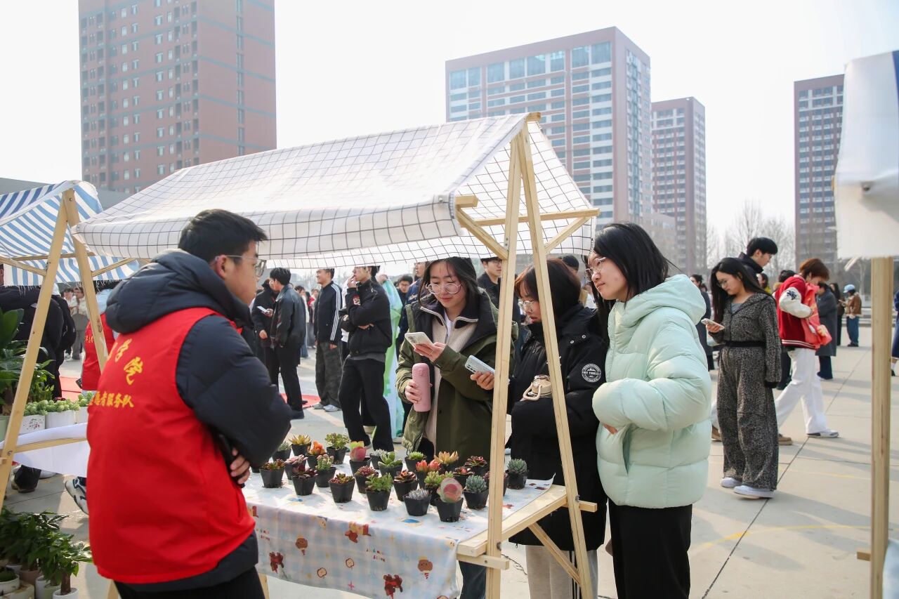 拥抱绿意 种植新生｜米乐mile官方网站举办植树节暨田间思政劳动教育实践活动