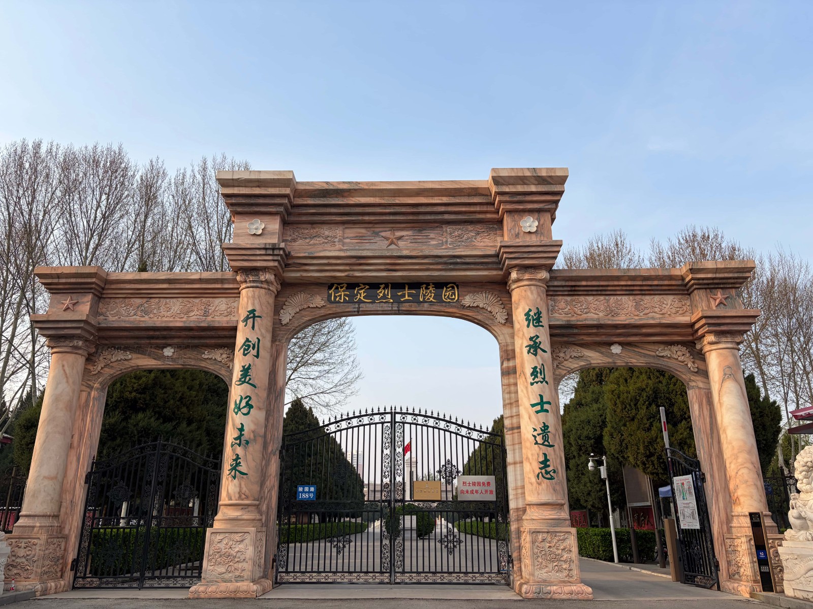 清明祭忠魂，缅怀砺初心——米乐mile官方网站经济学院开展清明节祭扫烈士陵园主题活动