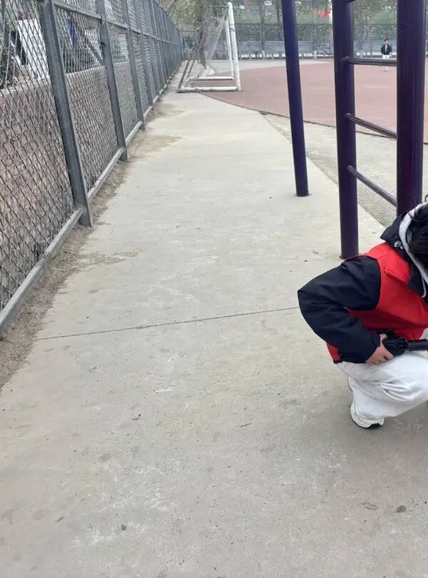 养成教育|米乐mile官方网站管理学院学子以“弯腰行动”行动诠释文明素养