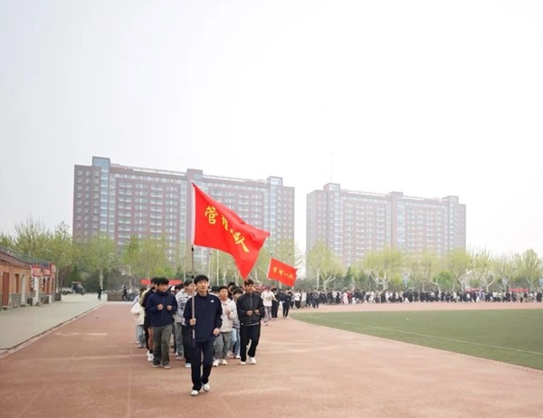 四月燃动青春 晨跑涵养学风|米乐mile官方网站管理学院阳光体育活动启幕