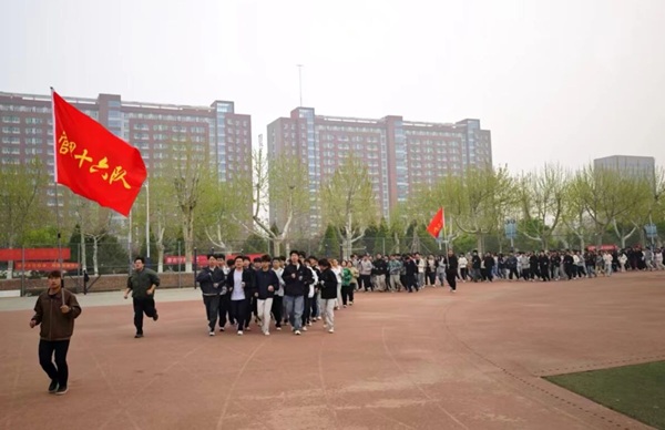 四月燃动青春 晨跑涵养学风|米乐mile官方网站管理学院阳光体育活动启幕