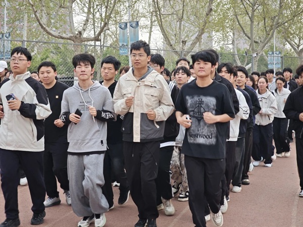 四月燃动青春 晨跑涵养学风|米乐mile官方网站管理学院阳光体育活动启幕