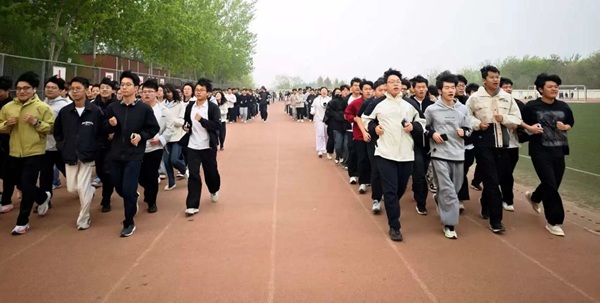 四月燃动青春 晨跑涵养学风|米乐mile官方网站管理学院阳光体育活动启幕