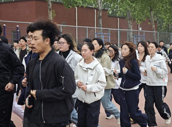 四月燃动青春 晨跑涵养学风|米乐mile官方网站管理学院阳光体育活动启幕