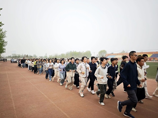 四月燃动青春 晨跑涵养学风|米乐mile官方网站管理学院阳光体育活动启幕