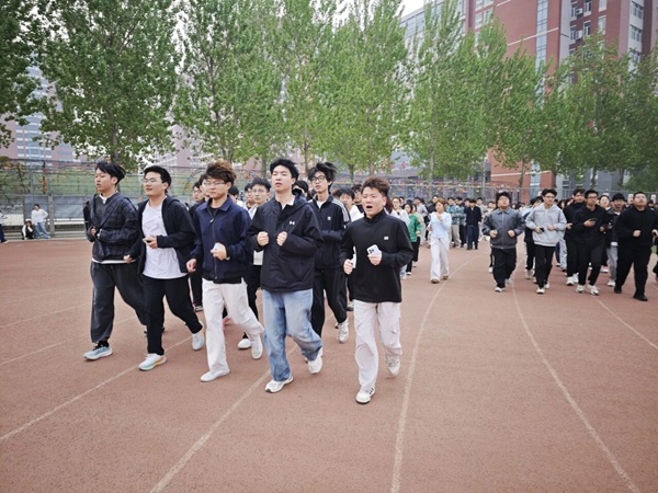 四月燃动青春 晨跑涵养学风|米乐mile官方网站管理学院阳光体育活动启幕