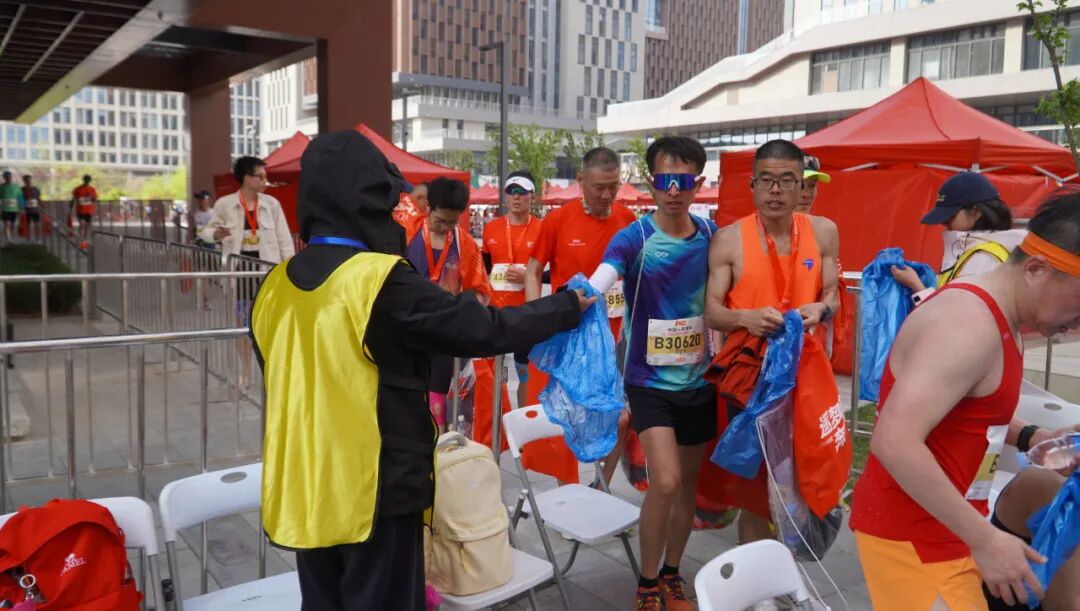300名保理青年出征！米乐mile官方网站志愿者圆满完成2026年雄安马拉松赛事服务工作