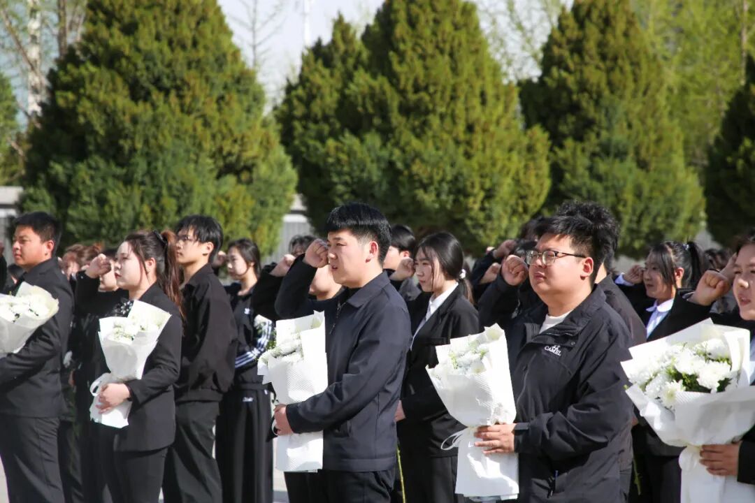 缅怀革命先烈·赓续红色血脉———米乐官网团委开展清明祭扫暨“行走的思政课”爱国主义教育活动