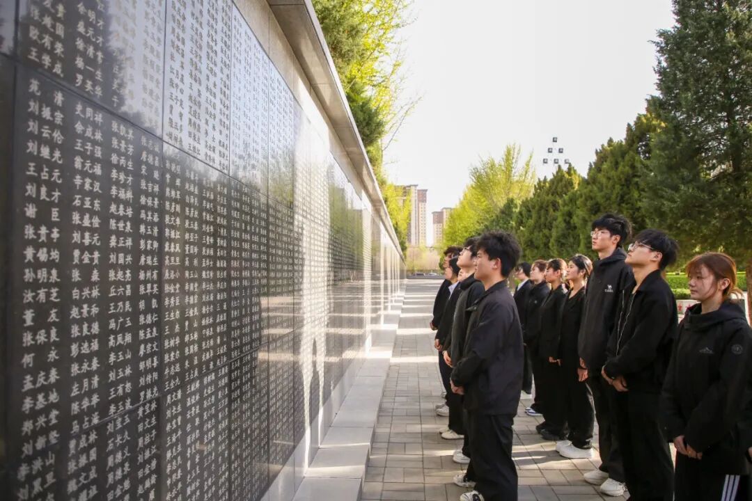 缅怀革命先烈·赓续红色血脉———米乐官网团委开展清明祭扫暨“行走的思政课”爱国主义教育活动