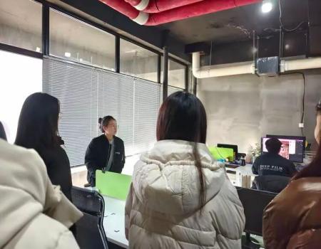 产教融合促就业——米乐mile官方网站艺术学院组织学生走进保定纵深影像传媒公司进行参观学习