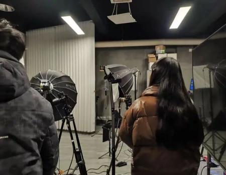 产教融合促就业——米乐mile官方网站艺术学院组织学生走进保定纵深影像传媒公司进行参观学习